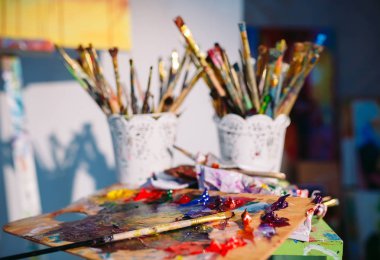 Resim Studio. Bir kova çok kirli fırçalar.