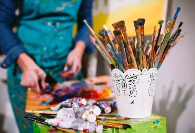 Resim Stüdyosunda Güzel Kız bir resim çizer.