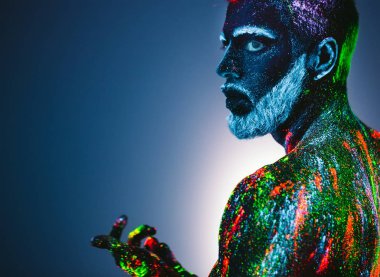 Kavram. Sakallı bir adam portresi. Adam ultraviyole toz boyalı.