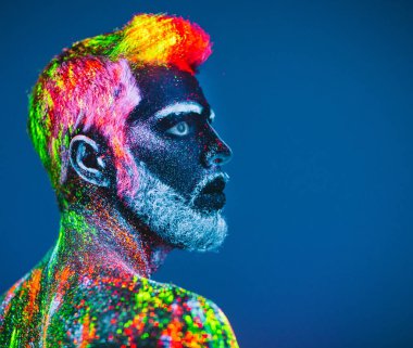 Kavram. Sakallı bir adam portresi. Adam ultraviyole toz boyalı.