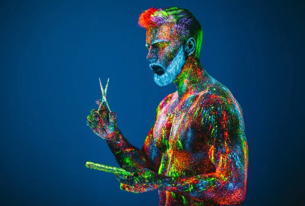 Kavram. Berber dükkanında sakallı bir adam. Berber dükkanında şık bir sakallı adam kesilmiş. Adam ultraviyole tozu ile dekore edilmiştir.