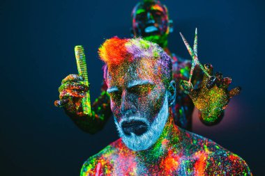 Kavram. Berber dükkanında sakallı bir adam. Berber dükkanında şık bir sakallı adam kesilmiş. Adam ultraviyole tozu ile dekore edilmiştir.