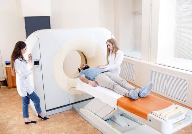 Hastanede MRI taraması yapılan mutlu bir hasta.