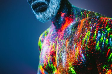 Kavram. Sakallı bir adam portresi. Adam ultraviyole toz boyalı.