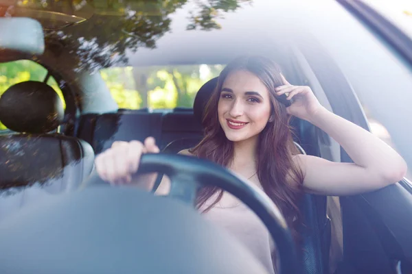 Una giovane bella ragazza sta guidando una macchina . — Foto Stock