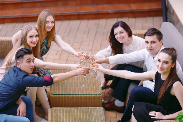 Celebração. Pessoas segurando copos de champanhe fazendo um brinde. — Fotografia de Stock