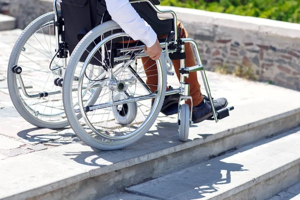 A young man in a wheelchair who can not descend the stairs. — Stock Photo, Image
