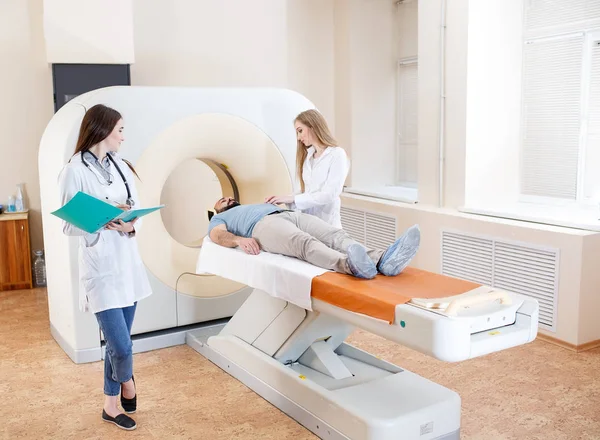 Hastanede MRI taraması yapılan mutlu bir hasta.