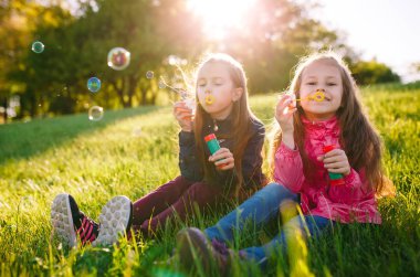 Kızlar bir bahar da sabun kabarcıkları ile oynamak.