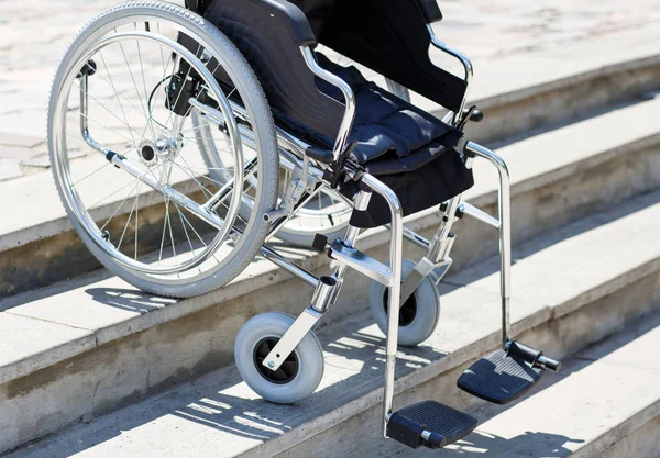 Инвалидное кресло возле ступенек в парке . — стоковое фото