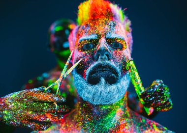 Kavram. Berber dükkanında sakallı bir adam. Berber dükkanında şık bir sakallı adam kesilmiş. Adam ultraviyole tozu ile dekore edilmiştir.