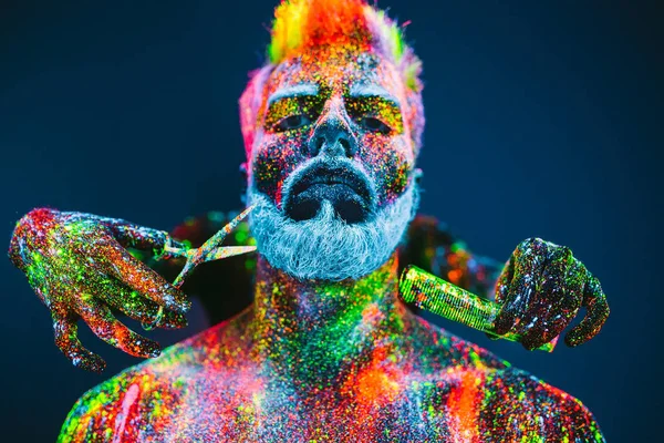 Kavram. Berber dükkanında sakallı bir adam. Berber dükkanında şık bir sakallı adam kesilmiş. Adam ultraviyole tozu ile dekore edilmiştir.