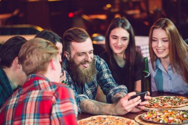 Cep telefonu selfie fotoğraf grubu arkadaşlar kullanın