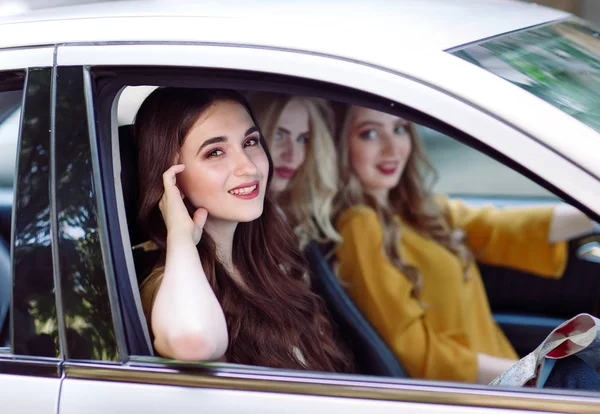 Три молодые девушки путешествуют на машине . — стоковое фото