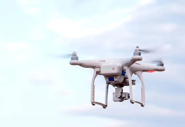 Quadcopter drone ile kamera karşısına mavi gökyüzü. — Stok fotoğraf