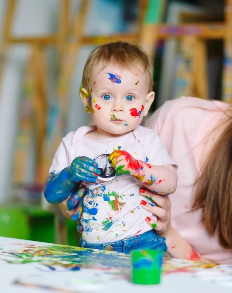 Maman et fille peignent sur toile à l'école de dessin . — Photo