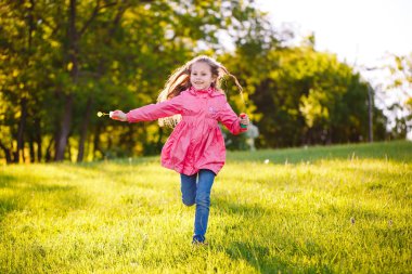 Kız koşmak ve sabun kabarcıkları ile oynamak.