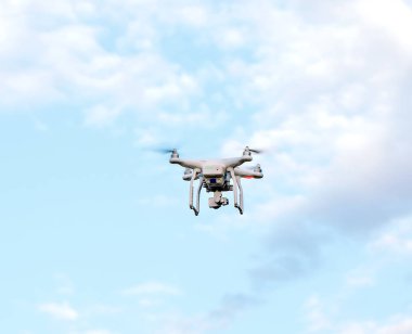 Quadcopter drone ile kamera karşısına mavi gökyüzü.