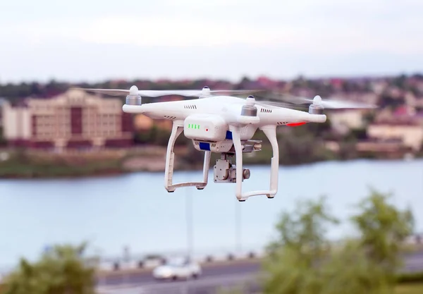 Drone dört helikopter ile şehrin üzerinde uçan uçan yüksek çözünürlüklü dijital fotoğraf makinesi. — Stok fotoğraf