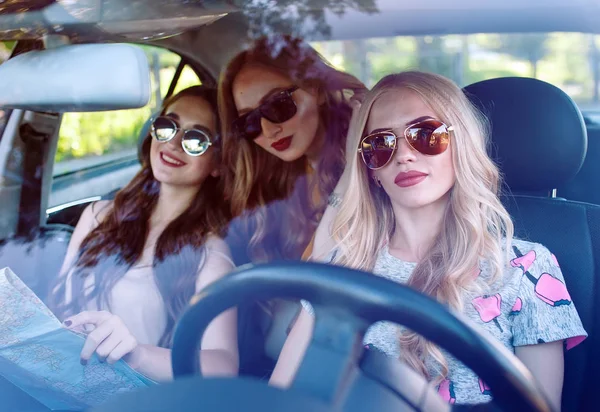 Три молодые девушки путешествуют на машине — стоковое фото