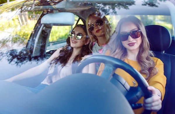 Tres novias jóvenes viajando en un coche — Foto de Stock