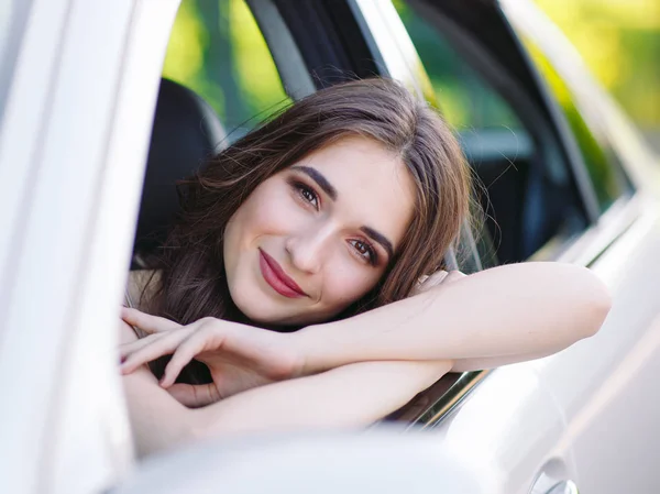 A young pretty girl is driving a car. — Stock Photo, Image