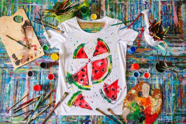 Kıyafetlerle çizim. beyaz bir t-shirt üzerinde karpuz çizim.