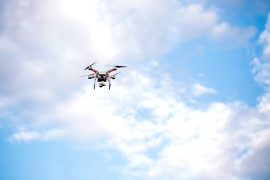 Quadcopter drone ile kamera karşısına mavi gökyüzü.