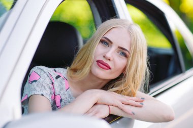 Genç güzel bir kız araba kullanıyor..