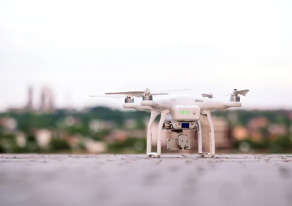 Kameralı drone gölün üzerinden uçmaya hazırlanıyor — Stok fotoğraf
