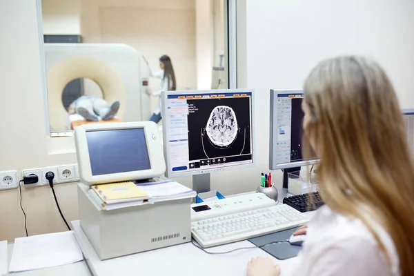 MRI machine and screens with doctor and nurse. — Stock Photo, Image