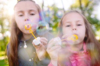 Kızlar bir bahar da sabun kabarcıkları ile oynamak.