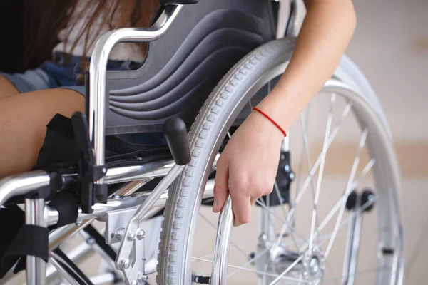 Una joven en silla de ruedas está parada en el pasillo del hospital —  Fotos de Stock