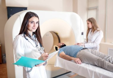 Hastanede MRI taraması yapılan mutlu bir hasta.