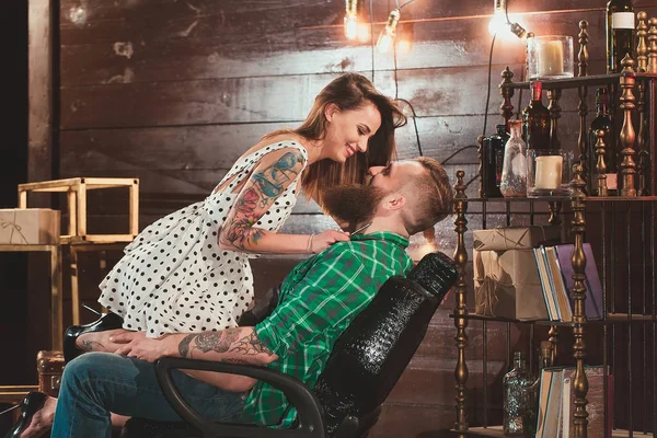 Bastante peluquero chica afeita el barbudo hombre . — Foto de Stock