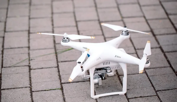 Kameralı drone gölün üzerinden uçmaya hazırlanıyor — Stok fotoğraf