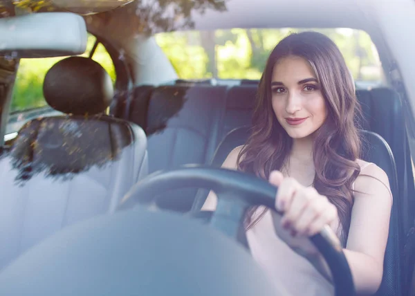 A young pretty girl is driving a car. — Stock Photo, Image