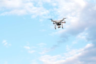 Quadcopter drone ile kamera karşısına mavi gökyüzü.