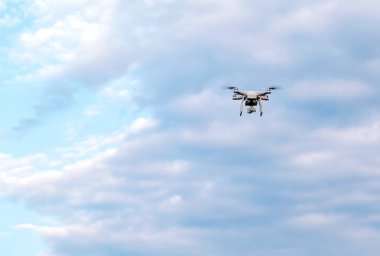 Quadcopter drone ile kamera karşısına mavi gökyüzü.