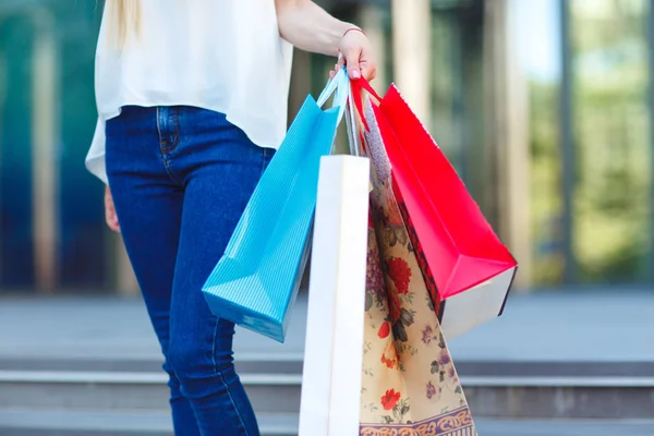 라이프 스타일 초상화 젊은 금발의 여자, 쇼핑 가방가 게에서 밖으로 걸어 — 스톡 사진