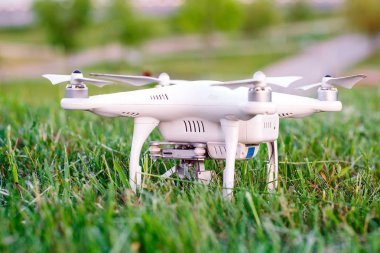 Uçmaya hazırlanıyor çim kamera ile drone.