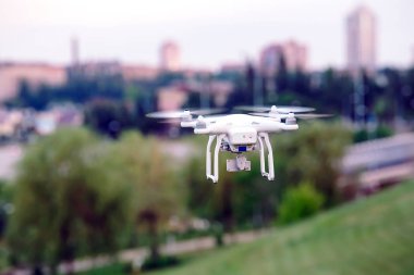 Drone dört helikopter ile şehrin üzerinde uçan uçan yüksek çözünürlüklü dijital fotoğraf makinesi.