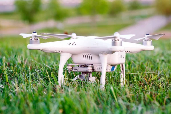 Uçmaya hazırlanıyor çim kamera ile drone. — Stok fotoğraf
