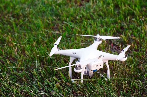 Uçmaya hazırlanıyor çim kamera ile drone. — Stok fotoğraf