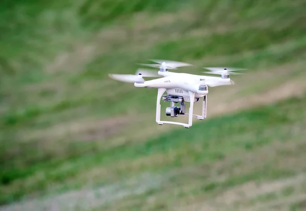 Sahada yeşil çim üzerinde drone iniş. — Stok fotoğraf