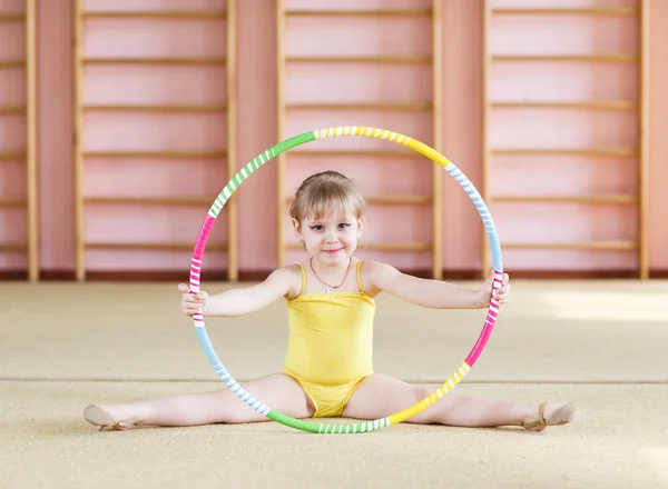 Menina fazendo ginástica no ginásio . — Fotografia de Stock