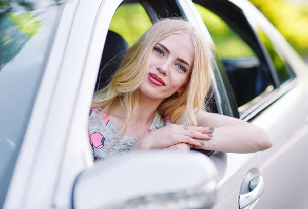 Una joven hermosa chica está conduciendo un coche . — Foto de Stock