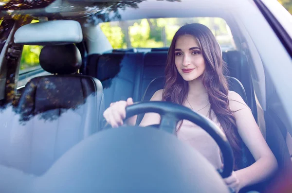 A young beautiful girl is driving a car. — Stock Photo, Image