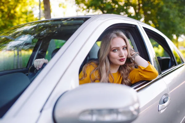 Молодая красивая девушка водит машину . — стоковое фото