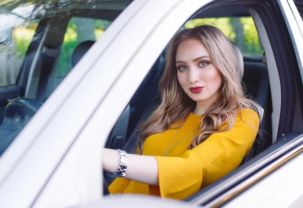 A young beautiful girl is driving a car. — Stock Photo, Image